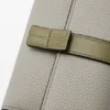 Cartera vertical pequeña en piel de becerro suave granulada Cartera vertical pequeña en piel de becerro suave granulada
