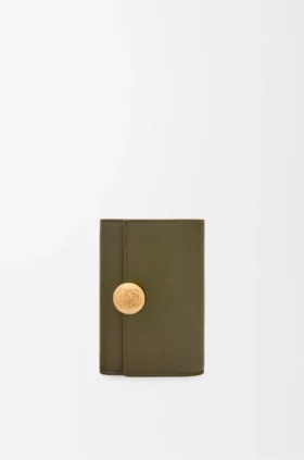 Cartera vertical pequeña «Pebble» en piel de becerro con textura «Pebble» Cartera vertical pequeña «Pebble» en piel de becerro con textura «Pebble»