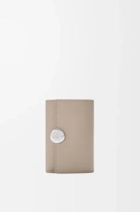 Cartera vertical pequeña «Pebble» en piel de becerro con textura «Pebble» Cartera vertical pequeña «Pebble» en piel de becerro con textura «Pebble»