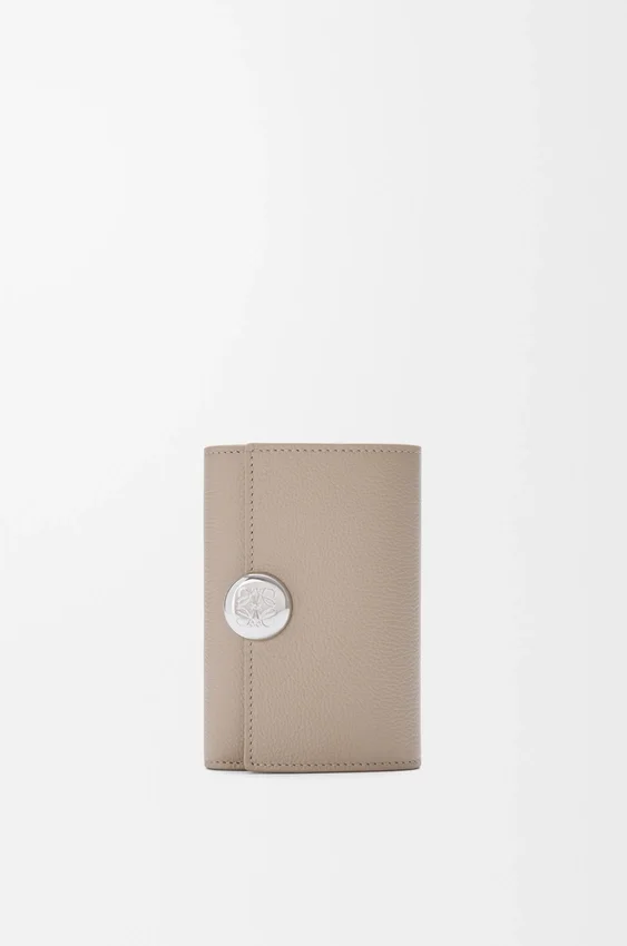 Cartera vertical pequeña «Pebble» en piel de becerro con textura «Pebble» Cartera vertical pequeña «Pebble» en piel de becerro con textura «Pebble»