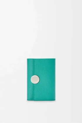 Cartera vertical pequeña «Pebble» en piel de becerro con textura «Pebble» Cartera vertical pequeña «Pebble» en piel de becerro con textura «Pebble»