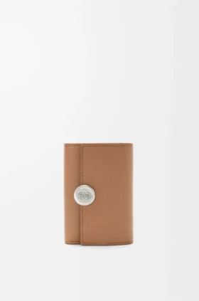 Cartera vertical pequeña «Pebble» en piel de becerro con textura «Pebble» Cartera vertical pequeña «Pebble» en piel de becerro con textura «Pebble»