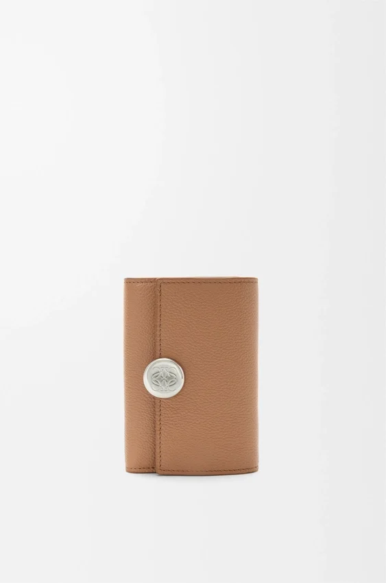 Cartera vertical pequeña «Pebble» en piel de becerro con textura «Pebble» Cartera vertical pequeña «Pebble» en piel de becerro con textura «Pebble»