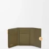 Cartera vertical pequeña «Pebble» en piel de becerro con textura «Pebble» Cartera vertical pequeña «Pebble» en piel de becerro con textura «Pebble»
