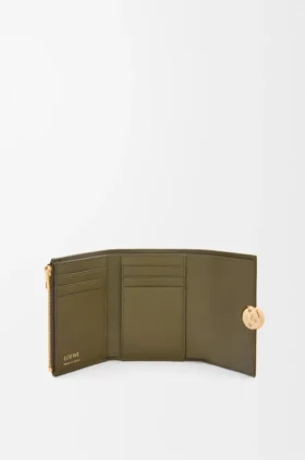 Cartera vertical pequeña «Pebble» en piel de becerro con textura «Pebble» Cartera vertical pequeña «Pebble» en piel de becerro con textura «Pebble»