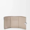 Cartera vertical pequeña «Pebble» en piel de becerro con textura «Pebble» Cartera vertical pequeña «Pebble» en piel de becerro con textura «Pebble»