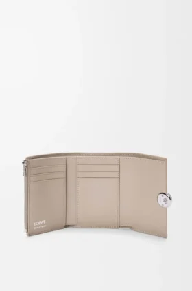 Cartera vertical pequeña «Pebble» en piel de becerro con textura «Pebble» Cartera vertical pequeña «Pebble» en piel de becerro con textura «Pebble»