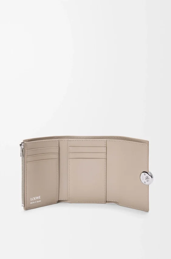 Cartera vertical pequeña «Pebble» en piel de becerro con textura «Pebble» Cartera vertical pequeña «Pebble» en piel de becerro con textura «Pebble»