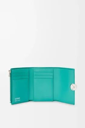 Cartera vertical pequeña «Pebble» en piel de becerro con textura «Pebble» Cartera vertical pequeña «Pebble» en piel de becerro con textura «Pebble»