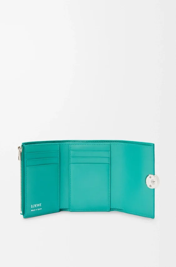 Cartera vertical pequeña «Pebble» en piel de becerro con textura «Pebble» Cartera vertical pequeña «Pebble» en piel de becerro con textura «Pebble»