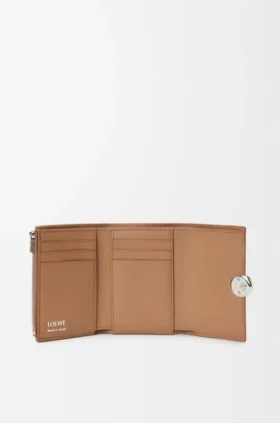 Cartera vertical pequeña «Pebble» en piel de becerro con textura «Pebble» Cartera vertical pequeña «Pebble» en piel de becerro con textura «Pebble»