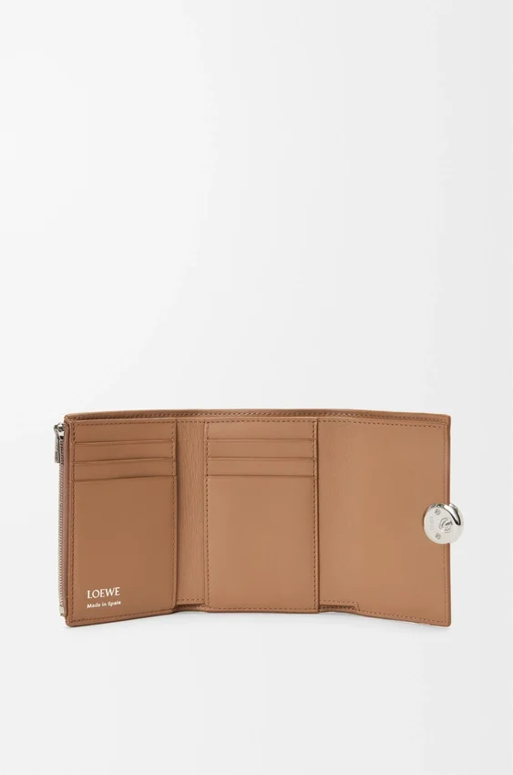 Cartera vertical pequeña «Pebble» en piel de becerro con textura «Pebble» Cartera vertical pequeña «Pebble» en piel de becerro con textura «Pebble»