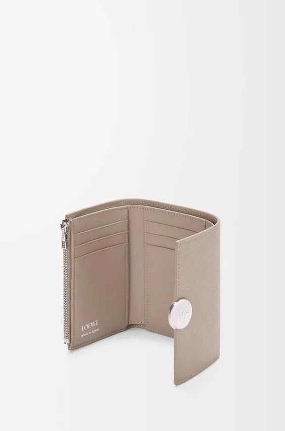 Cartera vertical pequeña «Pebble» en piel de becerro con textura «Pebble» Cartera vertical pequeña «Pebble» en piel de becerro con textura «Pebble»