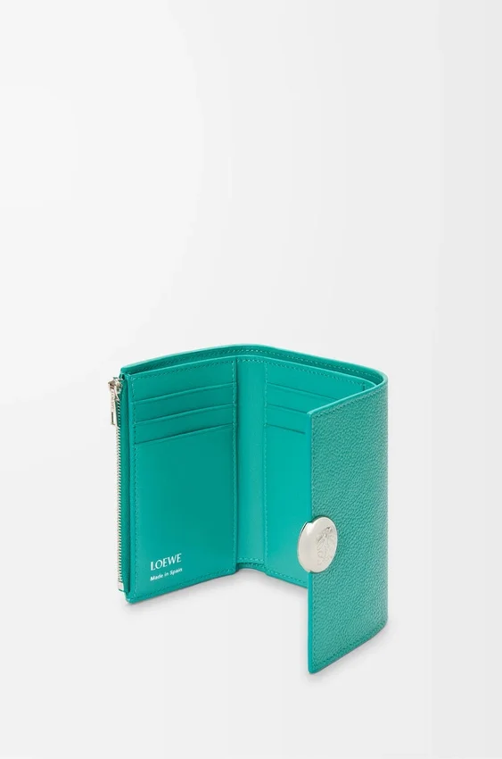 Cartera vertical pequeña «Pebble» en piel de becerro con textura «Pebble» Cartera vertical pequeña «Pebble» en piel de becerro con textura «Pebble»