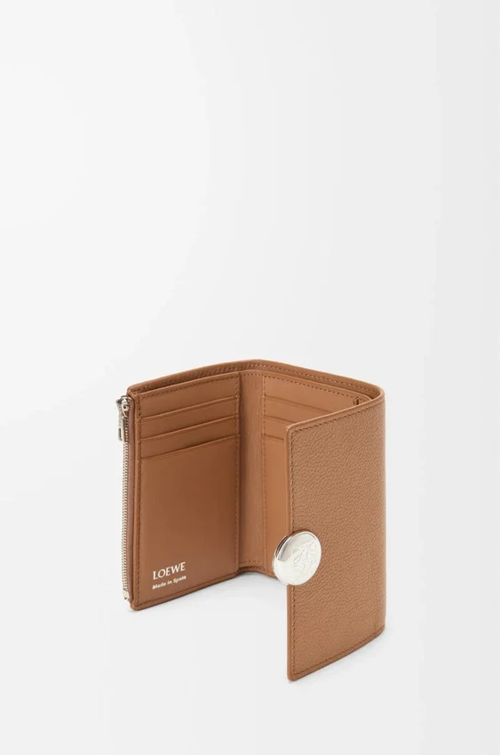 Cartera vertical pequeña «Pebble» en piel de becerro con textura «Pebble» Cartera vertical pequeña «Pebble» en piel de becerro con textura «Pebble»