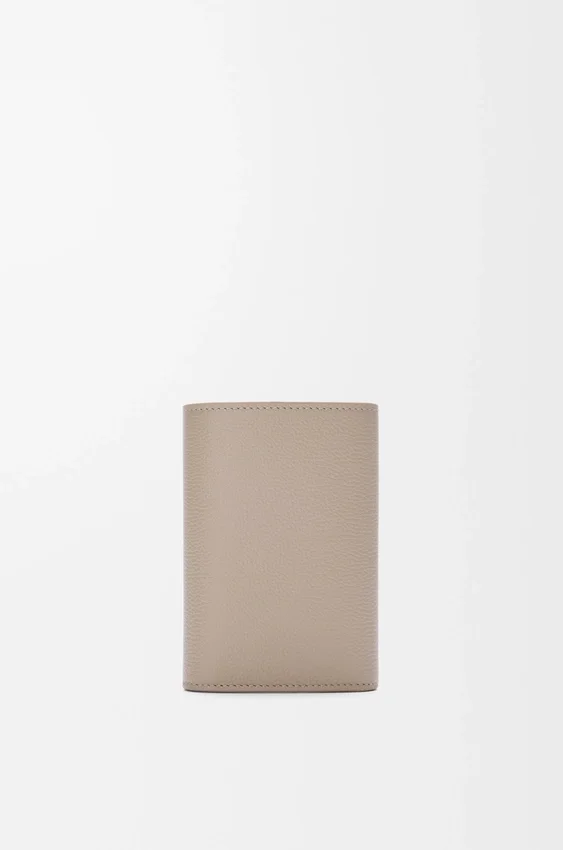 Cartera vertical pequeña «Pebble» en piel de becerro con textura «Pebble» Cartera vertical pequeña «Pebble» en piel de becerro con textura «Pebble»