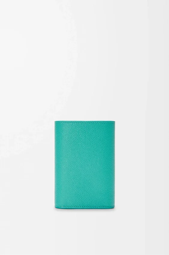 Cartera vertical pequeña «Pebble» en piel de becerro con textura «Pebble» Cartera vertical pequeña «Pebble» en piel de becerro con textura «Pebble»