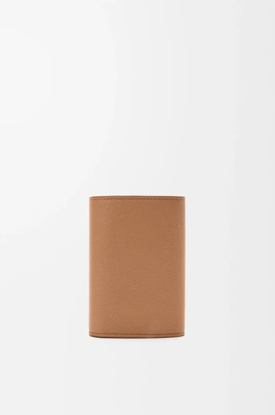 Cartera vertical pequeña «Pebble» en piel de becerro con textura «Pebble» Cartera vertical pequeña «Pebble» en piel de becerro con textura «Pebble»