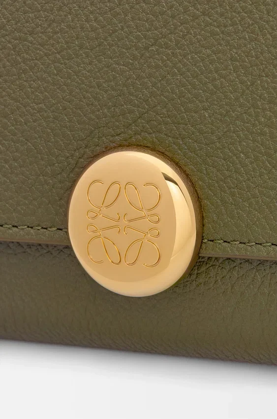 Cartera vertical pequeña «Pebble» en piel de becerro con textura «Pebble» Cartera vertical pequeña «Pebble» en piel de becerro con textura «Pebble»