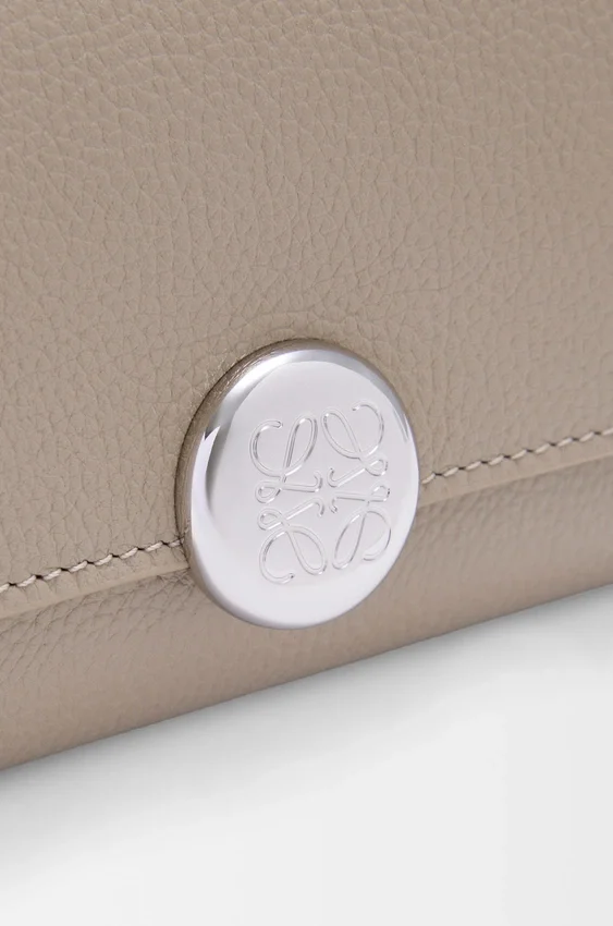 Cartera vertical pequeña «Pebble» en piel de becerro con textura «Pebble» Cartera vertical pequeña «Pebble» en piel de becerro con textura «Pebble»