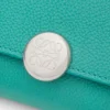 Cartera vertical pequeña «Pebble» en piel de becerro con textura «Pebble» Cartera vertical pequeña «Pebble» en piel de becerro con textura «Pebble»