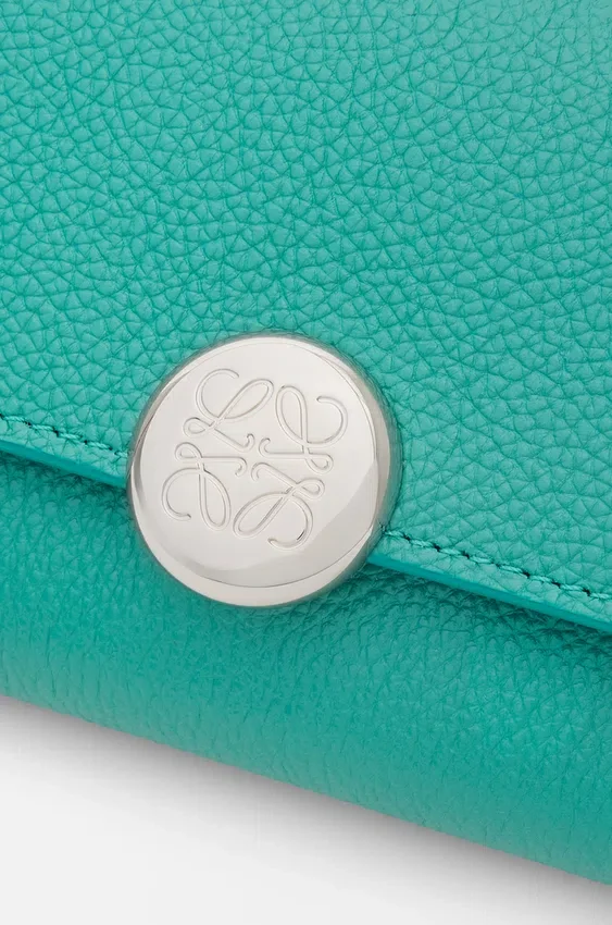 Cartera vertical pequeña «Pebble» en piel de becerro con textura «Pebble» Cartera vertical pequeña «Pebble» en piel de becerro con textura «Pebble»