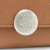 Cartera vertical pequeña «Pebble» en piel de becerro con textura «Pebble» Cartera vertical pequeña «Pebble» en piel de becerro con textura «Pebble»