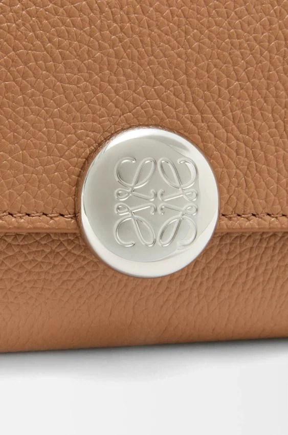 Cartera vertical pequeña «Pebble» en piel de becerro con textura «Pebble» Cartera vertical pequeña «Pebble» en piel de becerro con textura «Pebble»