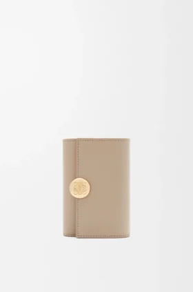 Cartera vertical pequeña «Pebble» en piel de becerro napa brillante Cartera vertical pequeña «Pebble» en piel de becerro napa brillante