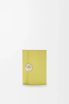 Cartera vertical pequeña «Pebble» en piel de becerro napa brillante Cartera vertical pequeña «Pebble» en piel de becerro napa brillante