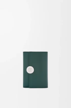 Cartera vertical pequeña «Pebble» en piel de becerro napa brillante Cartera vertical pequeña «Pebble» en piel de becerro napa brillante