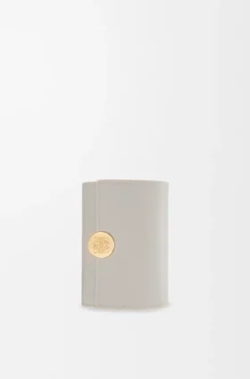 Cartera vertical pequeña «Pebble» en piel de becerro napa brillante Cartera vertical pequeña «Pebble» en piel de becerro napa brillante