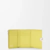 Cartera vertical pequeña «Pebble» en piel de becerro napa brillante
