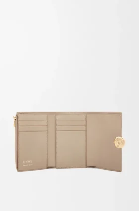 Cartera vertical pequeña «Pebble» en piel de becerro napa brillante Cartera vertical pequeña «Pebble» en piel de becerro napa brillante