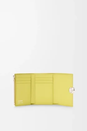 Cartera vertical pequeña «Pebble» en piel de becerro napa brillante Cartera vertical pequeña «Pebble» en piel de becerro napa brillante