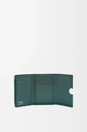 Cartera vertical pequeña «Pebble» en piel de becerro napa brillante Cartera vertical pequeña «Pebble» en piel de becerro napa brillante