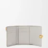 Cartera vertical pequeña «Pebble» en piel de becerro napa brillante Cartera vertical pequeña «Pebble» en piel de becerro napa brillante