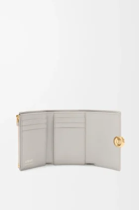Cartera vertical pequeña «Pebble» en piel de becerro napa brillante Cartera vertical pequeña «Pebble» en piel de becerro napa brillante