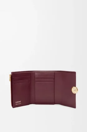 Cartera vertical pequeña «Pebble» en piel de becerro napa brillante Cartera vertical pequeña «Pebble» en piel de becerro napa brillante