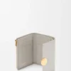 Cartera vertical pequeña «Pebble» en piel de becerro napa brillante Cartera vertical pequeña «Pebble» en piel de becerro napa brillante