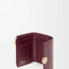 Cartera vertical pequeña «Pebble» en piel de becerro napa brillante