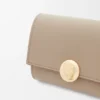 Cartera vertical pequeña «Pebble» en piel de becerro napa brillante Cartera vertical pequeña «Pebble» en piel de becerro napa brillante
