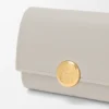 Cartera vertical pequeña «Pebble» en piel de becerro napa brillante Cartera vertical pequeña «Pebble» en piel de becerro napa brillante
