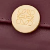 Cartera vertical pequeña «Pebble» en piel de becerro napa brillante
