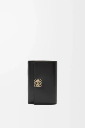 Cartera vertical pequeña «Puffer Anagram» en piel de becerro napa brillante Cartera vertical pequeña «Puffer Anagram» en piel de becerro napa brillante