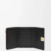 Cartera vertical pequeña «Puffer Anagram» en piel de becerro napa brillante Cartera vertical pequeña «Puffer Anagram» en piel de becerro napa brillante