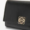 Cartera vertical pequeña «Puffer Anagram» en piel de becerro napa brillante Cartera vertical pequeña «Puffer Anagram» en piel de becerro napa brillante