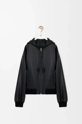 Chaqueta con capucha de piel de cordero napa