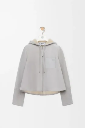 Chaqueta con capucha de piel de oveja