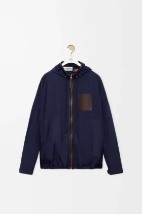 Chaqueta con capucha de tejido técnico